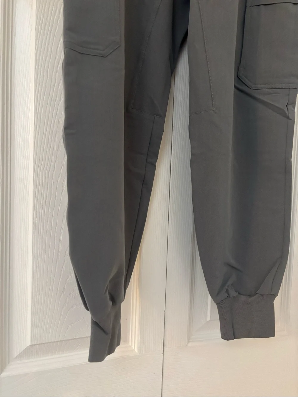 NWT FIGS Mens Classic Tansen Charcoal Cargo Joggers with Navy Drawstring - Short